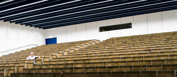 Prof. Dr. Peter Klar im leeren Hörsaal I der Physikalischen Institute an der JLU Gießen. (Foto: Ralf A. Niggemann)